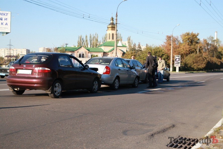 В Кременчуге у «Кредмаша» столкнулись четыре автомобиля (ФОТО) В Кременчуге у «Кредмаша» столкнулись четыре автомобиля (ФОТО)
