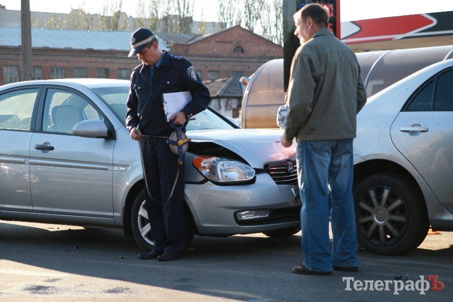 В Кременчуге у «Кредмаша» столкнулись четыре автомобиля (ФОТО) В Кременчуге у «Кредмаша» столкнулись четыре автомобиля (ФОТО)