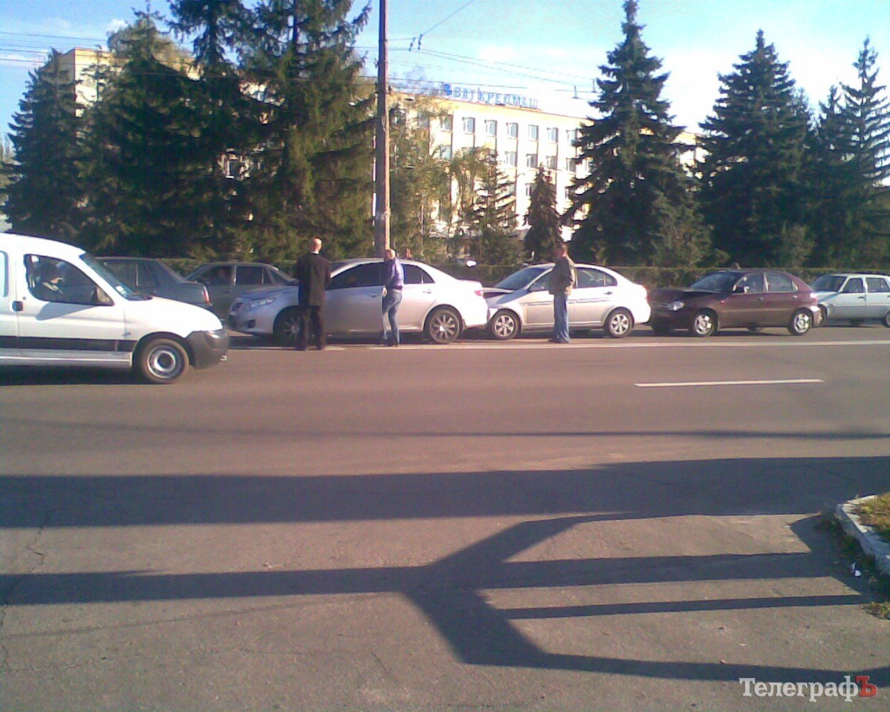 В Кременчуге у «Кредмаша» столкнулись четыре автомобиля (ФОТО) В Кременчуге у «Кредмаша» столкнулись четыре автомобиля (ФОТО)