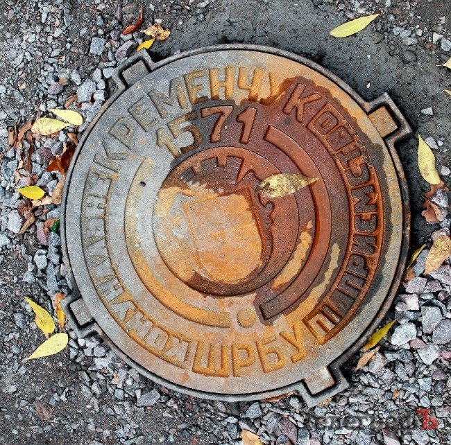 В Кременчуге появились патриотические люки (ФОТО) В Кременчуге появились патриотические люки (ФОТО)