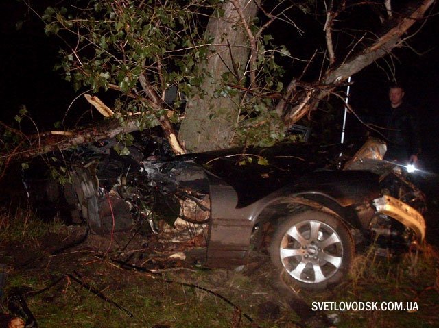 На дамбе Кременчугского водохранилища разбился BMW: 1 погиб и 2 ранены На дамбе Кременчугского водохранилища разбился BMW: 1 погиб и 2 ранены