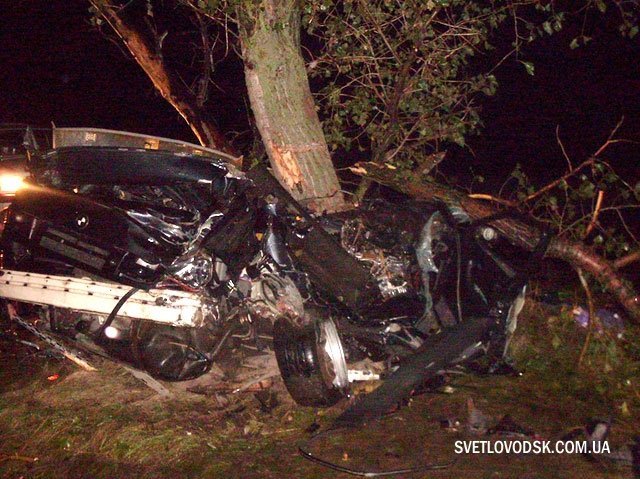 На дамбе Кременчугского водохранилища разбился BMW: 1 погиб и 2 ранены На дамбе Кременчугского водохранилища разбился BMW: 1 погиб и 2 ранены