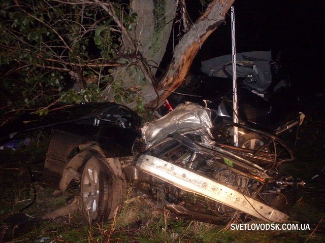 На дамбе Кременчугского водохранилища разбился BMW: 1 погиб и 2 ранены На дамбе Кременчугского водохранилища разбился BMW: 1 погиб и 2 ранены