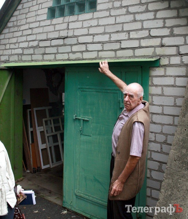 В Кременчуге утонуло три частных дома В Кременчуге утонуло три частных дома