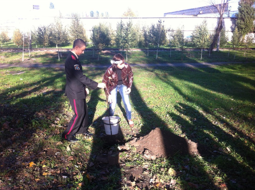 Курсанты Кременчугского военного лицея вышли на субботник в поддержку Полякова Курсанты Кременчугского военного лицея вышли на субботник в поддержку Полякова