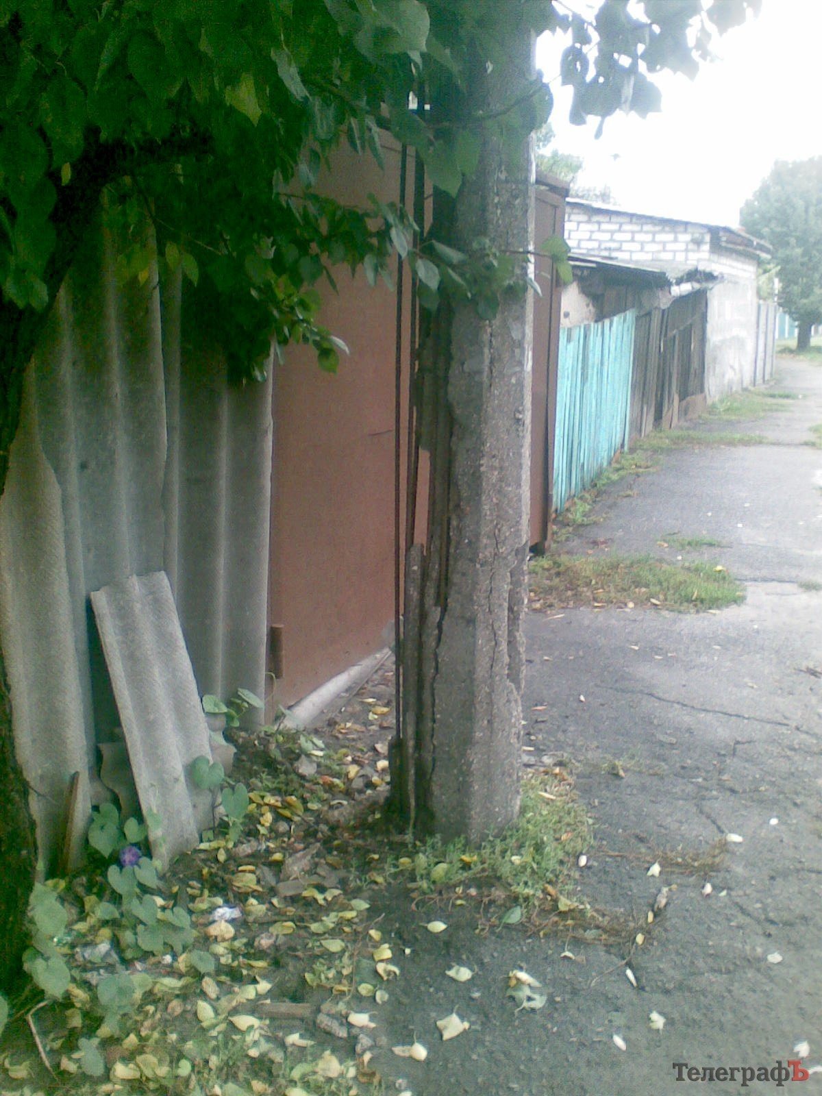 На улице Кировоградской в Кременчуге «посыпались» столбы На улице Кировоградской в Кременчуге «посыпались» столбы