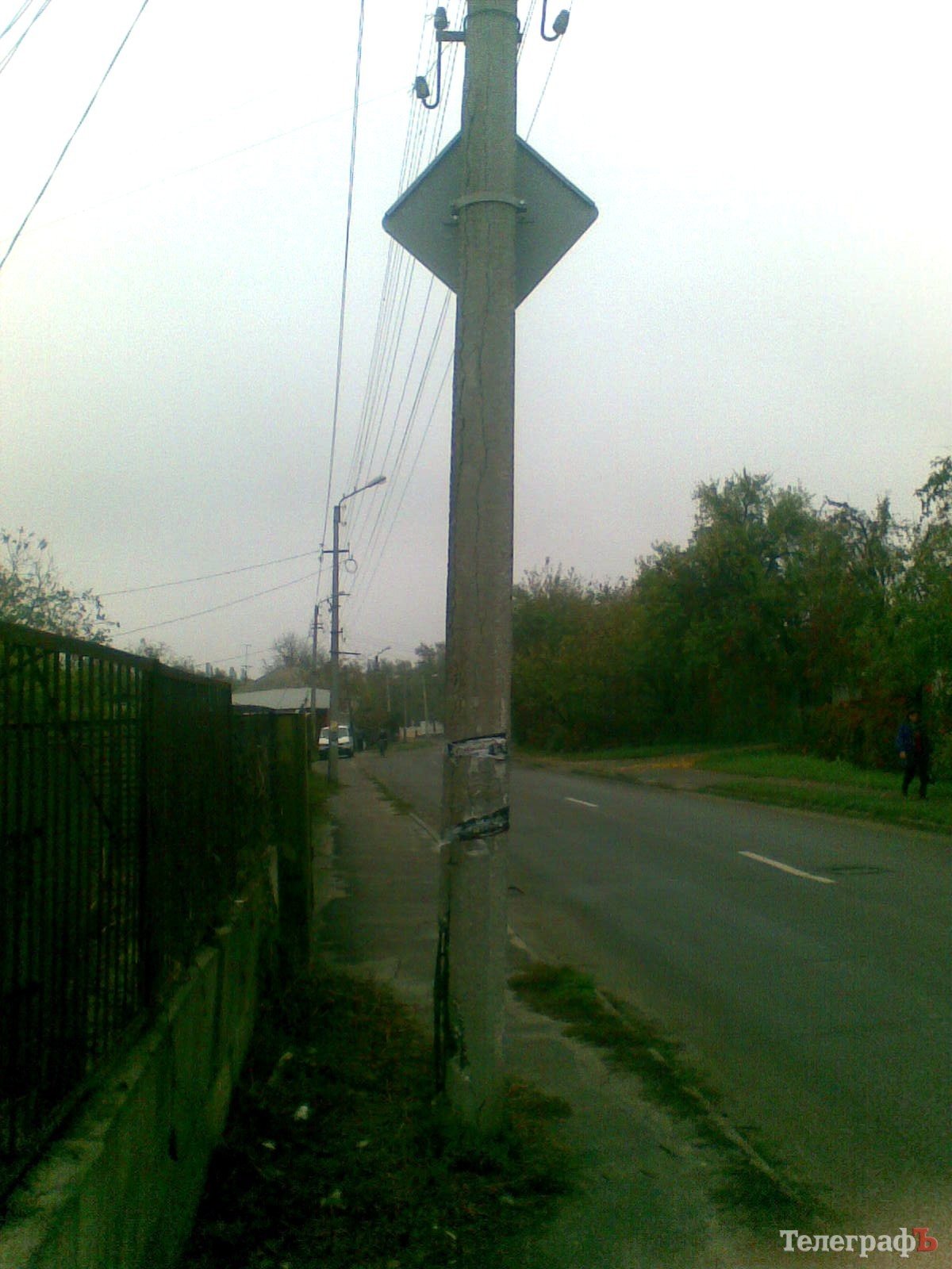 На улице Кировоградской в Кременчуге «посыпались» столбы На улице Кировоградской в Кременчуге «посыпались» столбы
