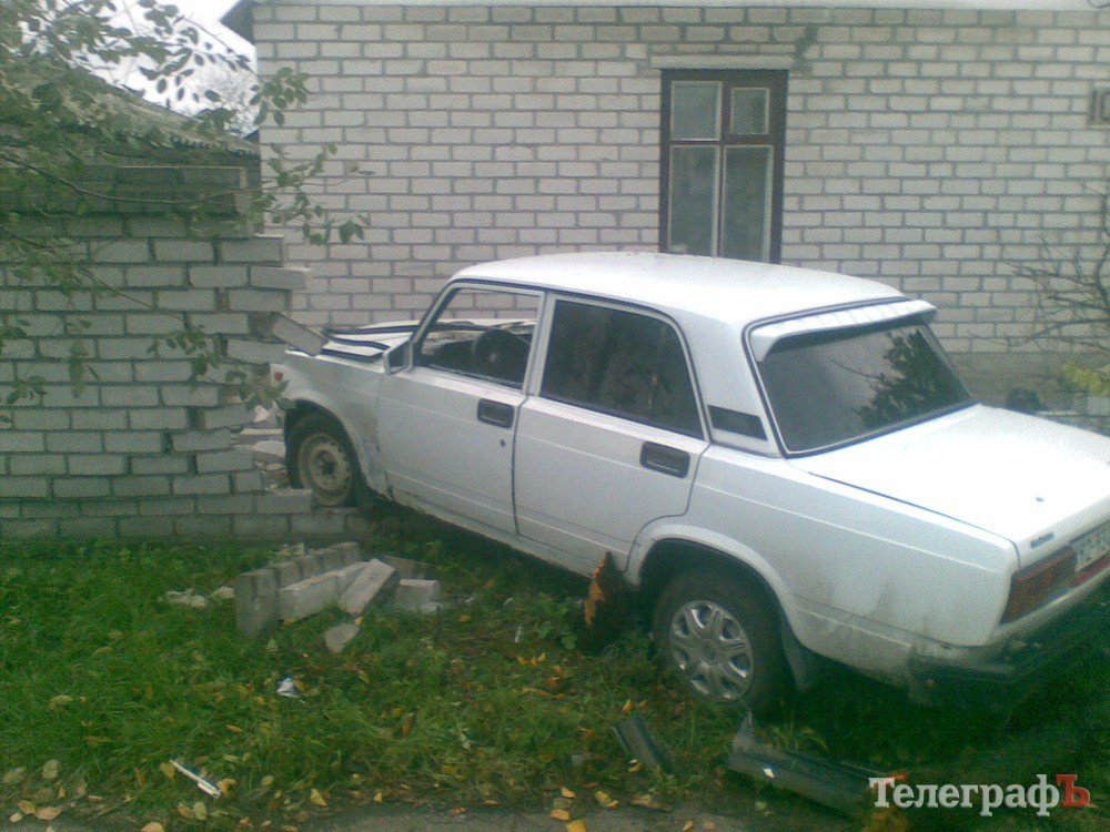 В Кременчуге «ВАЗ» въехал в забор частного дома В Кременчуге «ВАЗ» въехал в забор частного дома