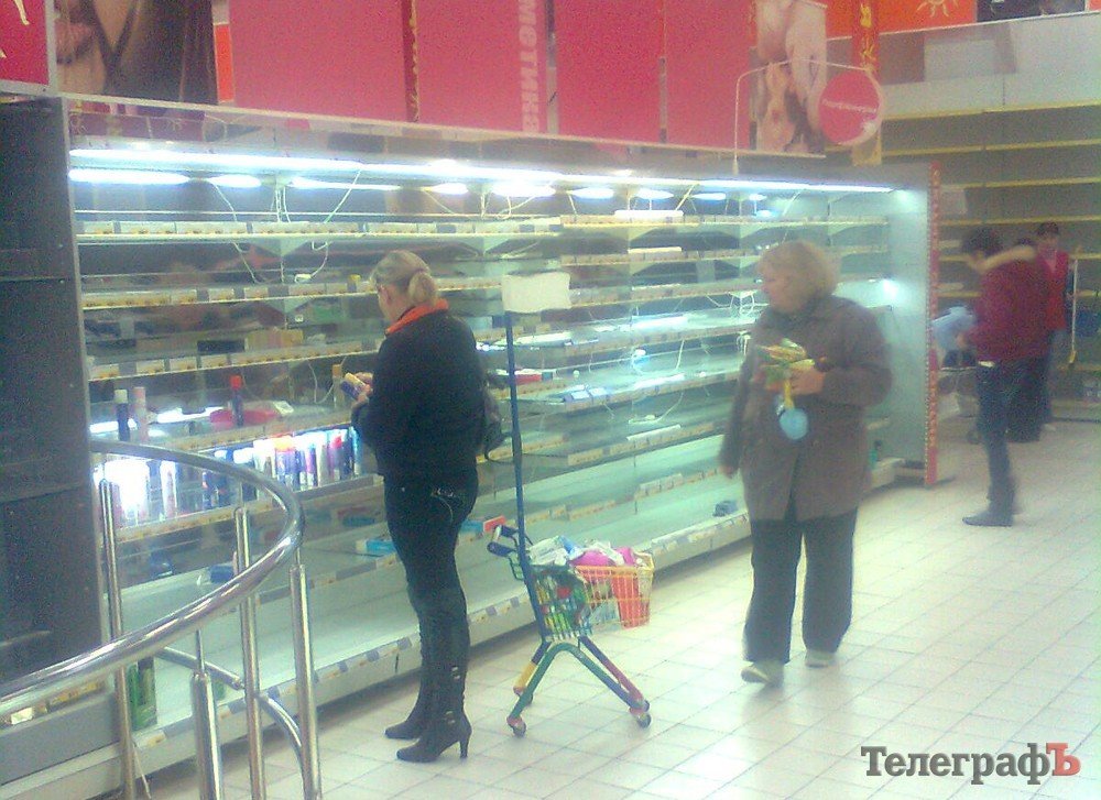 Розпродаж у кременчуцькому «Просторі»: люди півдня стояли у черзі Розпродаж у кременчуцькому «Просторі»: люди півдня стояли у черзі