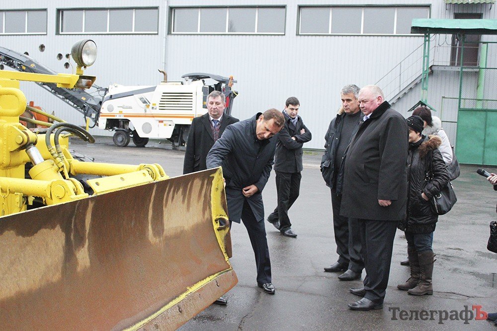 Мэр Кременчуга осмотрел 5 КрАЗов, один трактор и форму водителей ДРСУ Мэр Кременчуга осмотрел 5 КрАЗов, один трактор и форму водителей ДРСУ