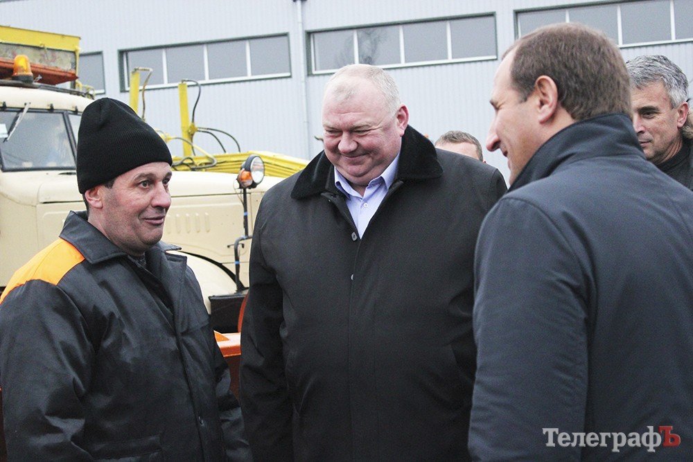 Мэр Кременчуга осмотрел 5 КрАЗов, один трактор и форму водителей ДРСУ Мэр Кременчуга осмотрел 5 КрАЗов, один трактор и форму водителей ДРСУ