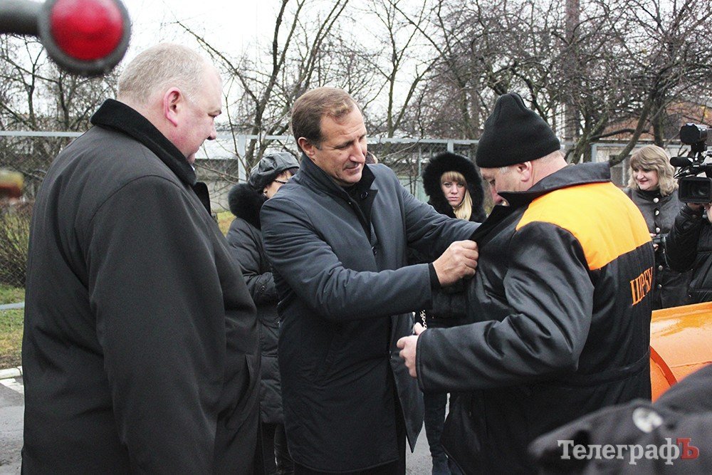 Мэр Кременчуга осмотрел 5 КрАЗов, один трактор и форму водителей ДРСУ Мэр Кременчуга осмотрел 5 КрАЗов, один трактор и форму водителей ДРСУ