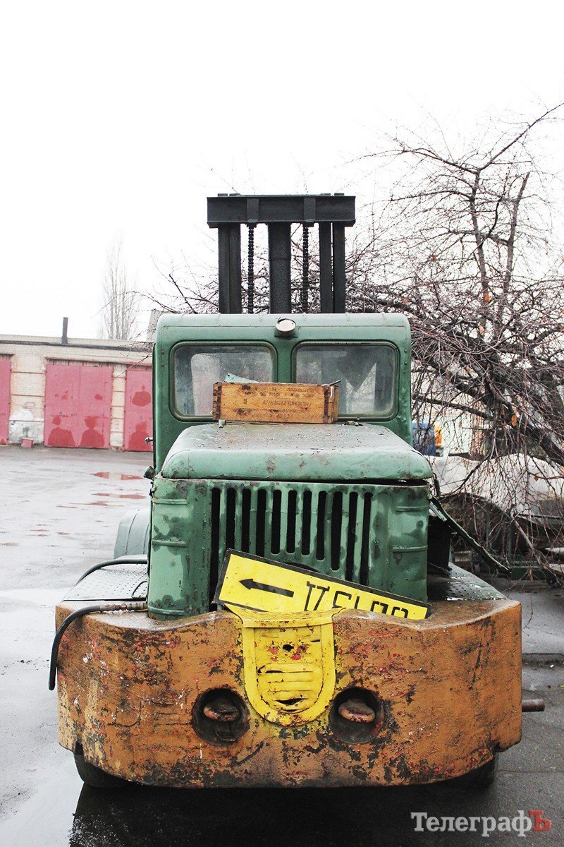 Мэр Кременчуга осмотрел 5 КрАЗов, один трактор и форму водителей ДРСУ Мэр Кременчуга осмотрел 5 КрАЗов, один трактор и форму водителей ДРСУ