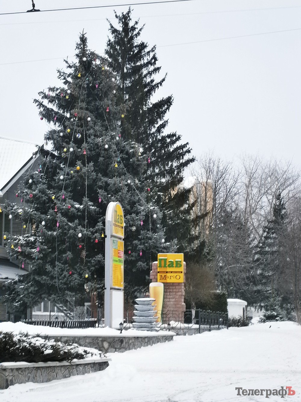 Главная елка Автозаводского района после переезда расположилась возле пивбара Главная елка Автозаводского района после переезда расположилась возле пивбара