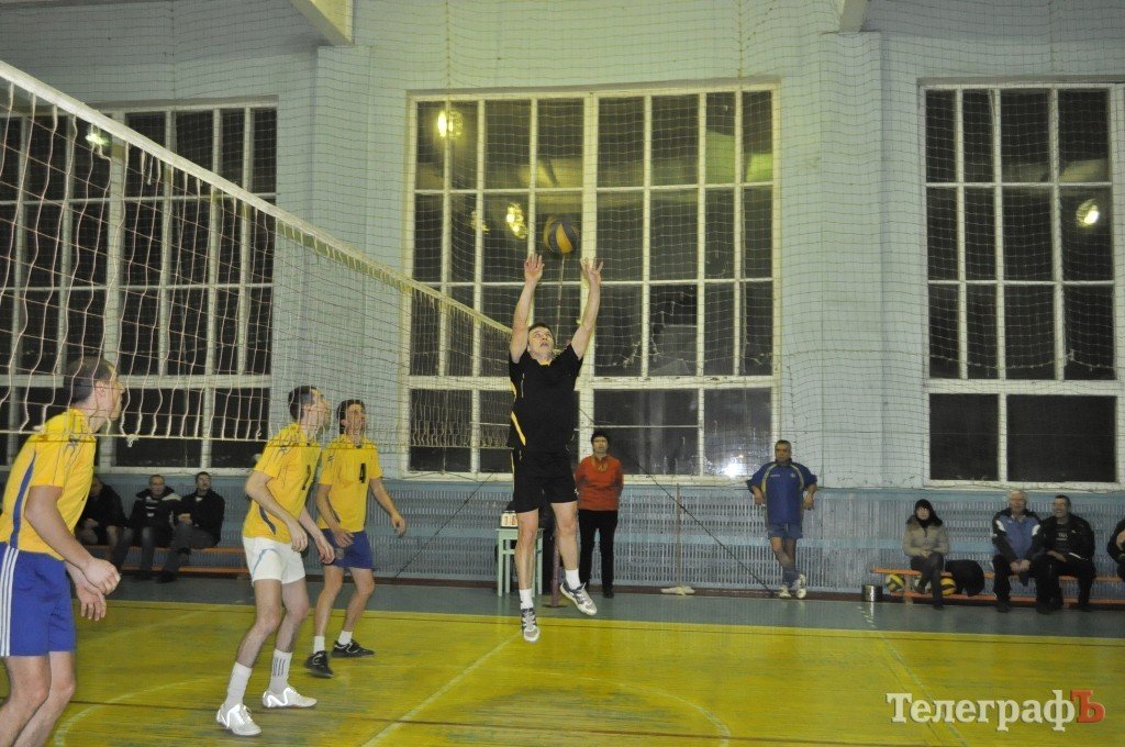 Чемпионат Кременчуга по волейболу. Первый финалист определён – «Нефтехимик» Чемпионат Кременчуга по волейболу. Первый финалист определён – «Нефтехимик»