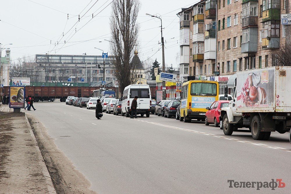 В Кременчуге товарный поезд парализовал движение автомобилей В Кременчуге товарный поезд парализовал движение автомобилей