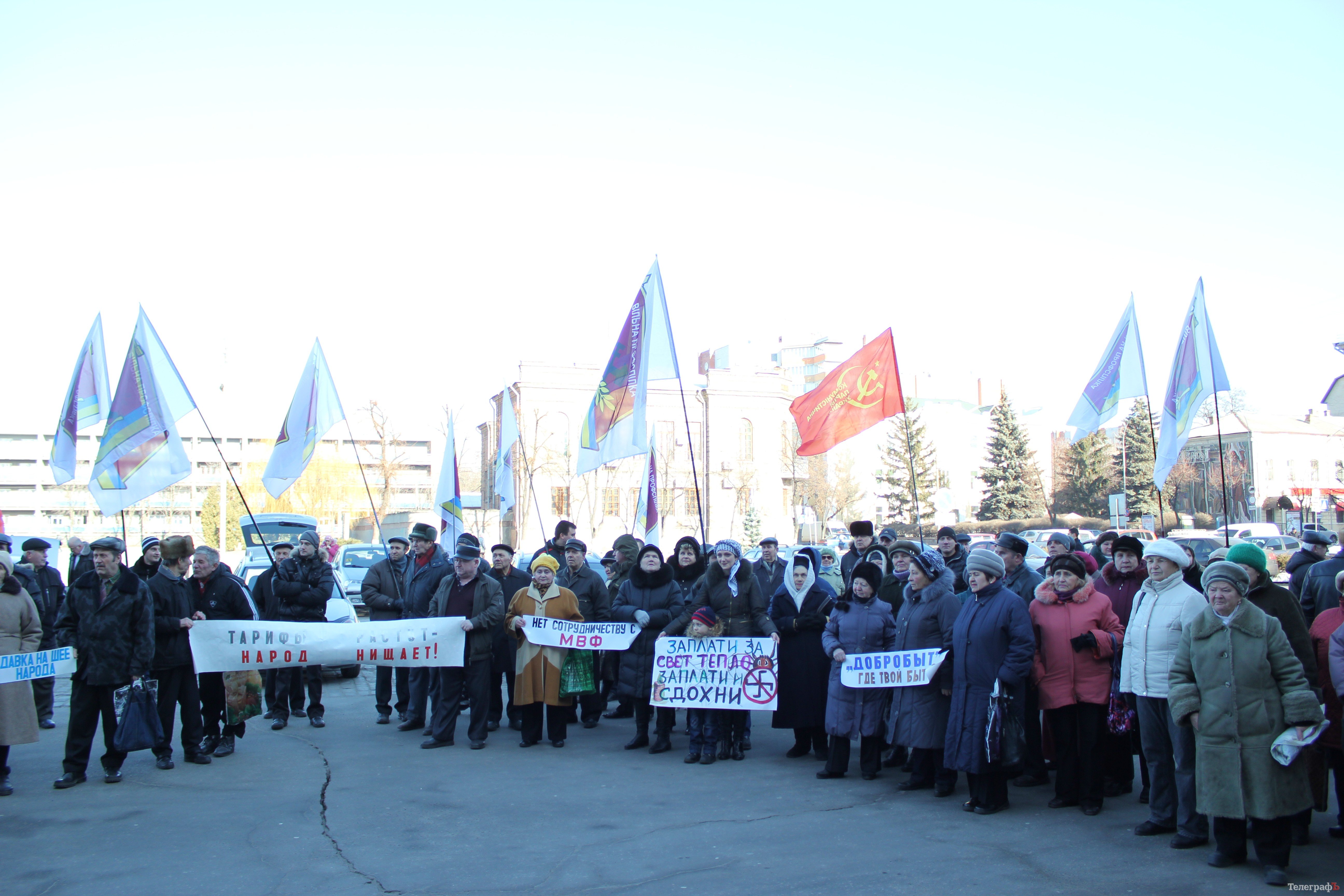 В Кременчуге сторонники компартии и свободных профсоюзов пикетировали сессию горсовета В Кременчуге сторонники компартии и свободных профсоюзов пикетировали сессию горсовета