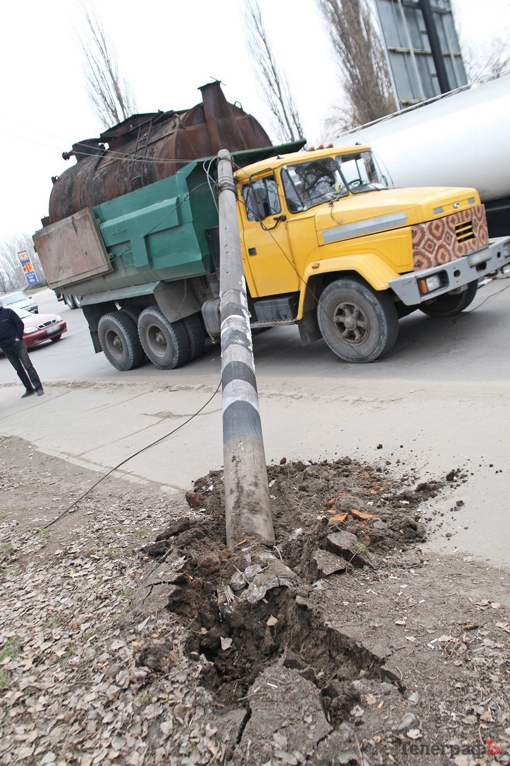Не проскочил: в Кременчуге на «КрАЗ» упал столб Не проскочил: в Кременчуге на «КрАЗ» упал столб