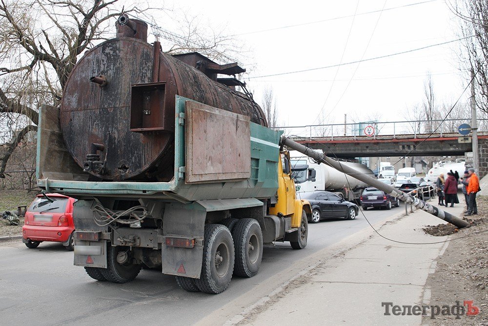 Не проскочил: в Кременчуге на «КрАЗ» упал столб Не проскочил: в Кременчуге на «КрАЗ» упал столб