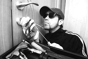 Кримінальна перекваліфікація кременчуцьких злодіїв: замість шапок – мобілки, замість злодіїв – хакери Кримінальна перекваліфікація кременчуцьких злодіїв: замість шапок – мобілки, замість злодіїв – хакери