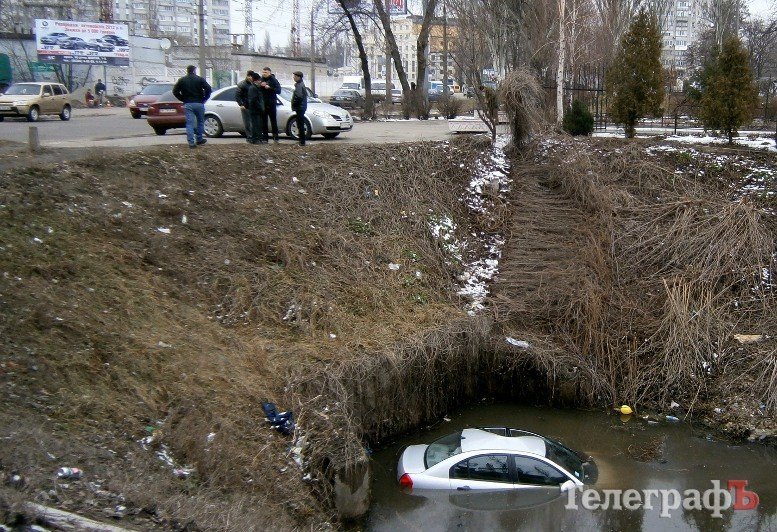 В Кременчуге возле Троицкой церкви автомобиль слетел в канал с водой В Кременчуге возле Троицкой церкви автомобиль слетел в канал с водой