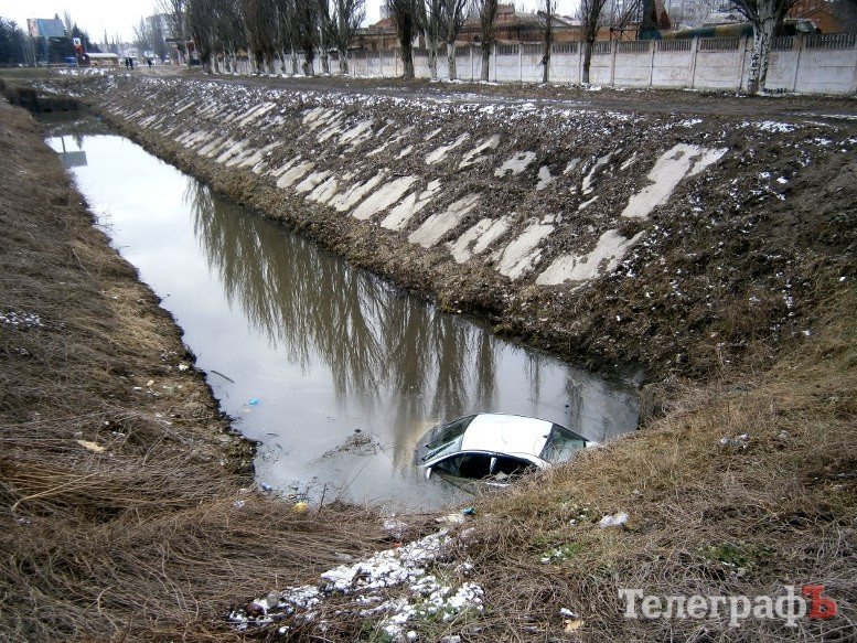В Кременчуге возле Троицкой церкви автомобиль слетел в канал с водой В Кременчуге возле Троицкой церкви автомобиль слетел в канал с водой