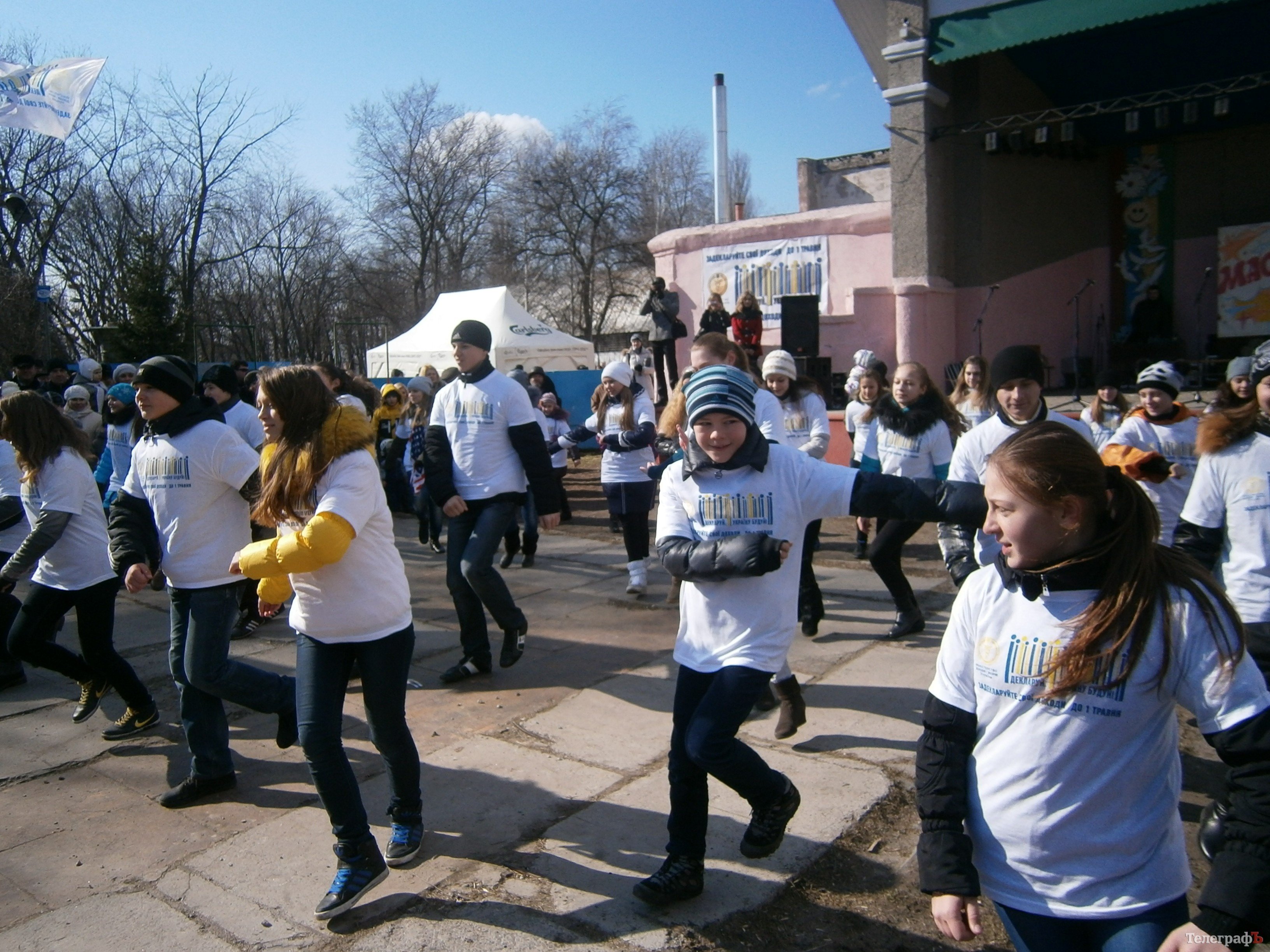 В Кременчуге Масленицу отметили без блинов, но с тортом, флешмобом и под песни Сергея Лоба В Кременчуге Масленицу отметили без блинов, но с тортом, флешмобом и под песни Сергея Лоба