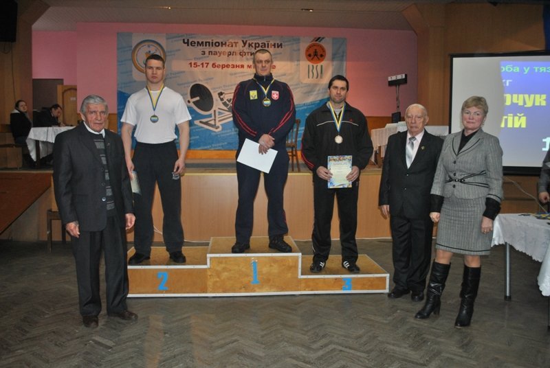 Кременчужане Виталий Островский и Максим Ющенко привезли «золото» и «серебро» с чемпионата Украины по пауэрлифтингу Кременчужане Виталий Островский и Максим Ющенко привезли «золото» и «серебро» с чемпионата Украины по пауэрлифтингу