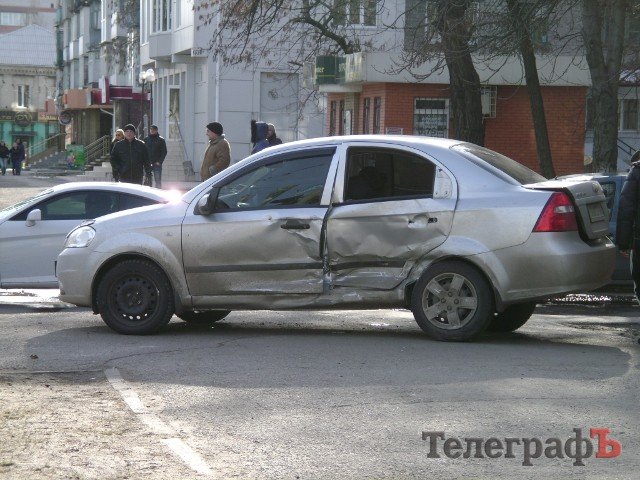 В центре Кременчуга столкнулись Lexus и Chevrolet В центре Кременчуга столкнулись Lexus и Chevrolet
