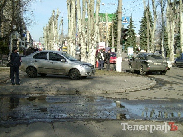 В центре Кременчуга столкнулись Lexus и Chevrolet В центре Кременчуга столкнулись Lexus и Chevrolet