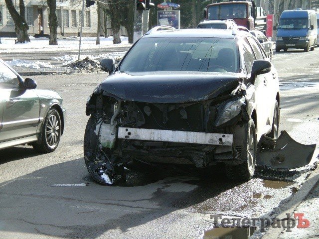 В центре Кременчуга столкнулись Lexus и Chevrolet В центре Кременчуга столкнулись Lexus и Chevrolet