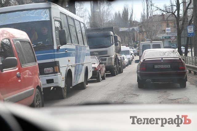 В Кременчуге из-за неудовлетворительного состояния дороги могут закрыть движение по Крюковскому мосту В Кременчуге из-за неудовлетворительного состояния дороги могут закрыть движение по Крюковскому мосту