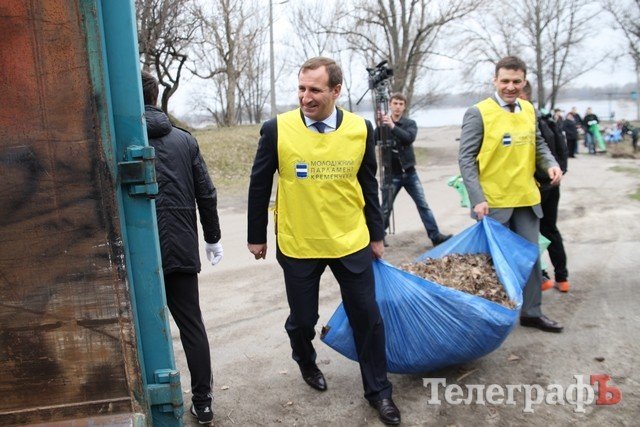 Мастер-класс от Олега Бабаева: как нужно пользоваться граблями и убирать парк Мастер-класс от Олега Бабаева: как нужно пользоваться граблями и убирать парк