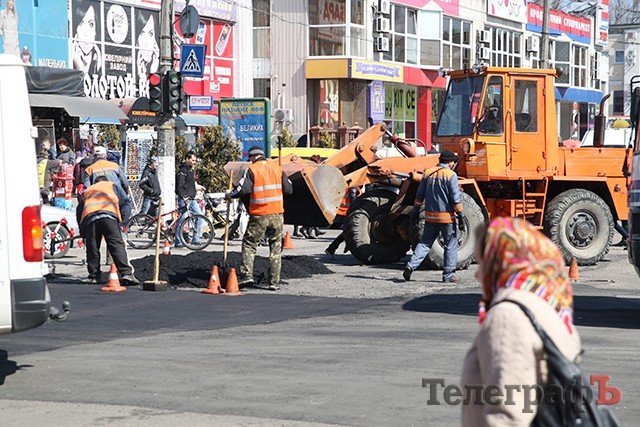 Сегодня коммунальники латают Первомайскую, Леонова и другие улицы Сегодня коммунальники латают Первомайскую, Леонова и другие улицы