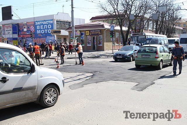 Сегодня коммунальники латают Первомайскую, Леонова и другие улицы Сегодня коммунальники латают Первомайскую, Леонова и другие улицы