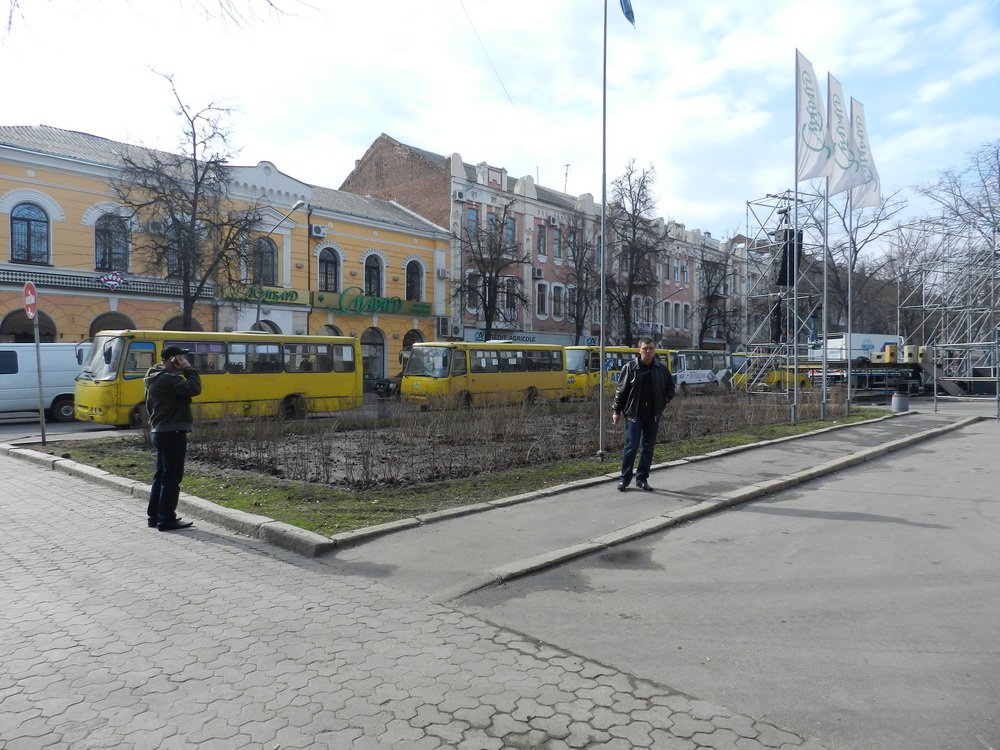 В Полтаве "блокируют" акцию оппозиционеров "Вставай, Украина!" В Полтаве "блокируют" акцию оппозиционеров "Вставай, Украина!"