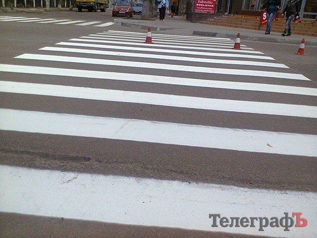 В Кременчуге начали наносить пробную дорожную разметку В Кременчуге начали наносить пробную дорожную разметку