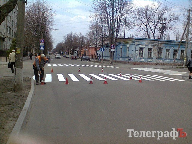 В Кременчуге начали наносить пробную дорожную разметку В Кременчуге начали наносить пробную дорожную разметку