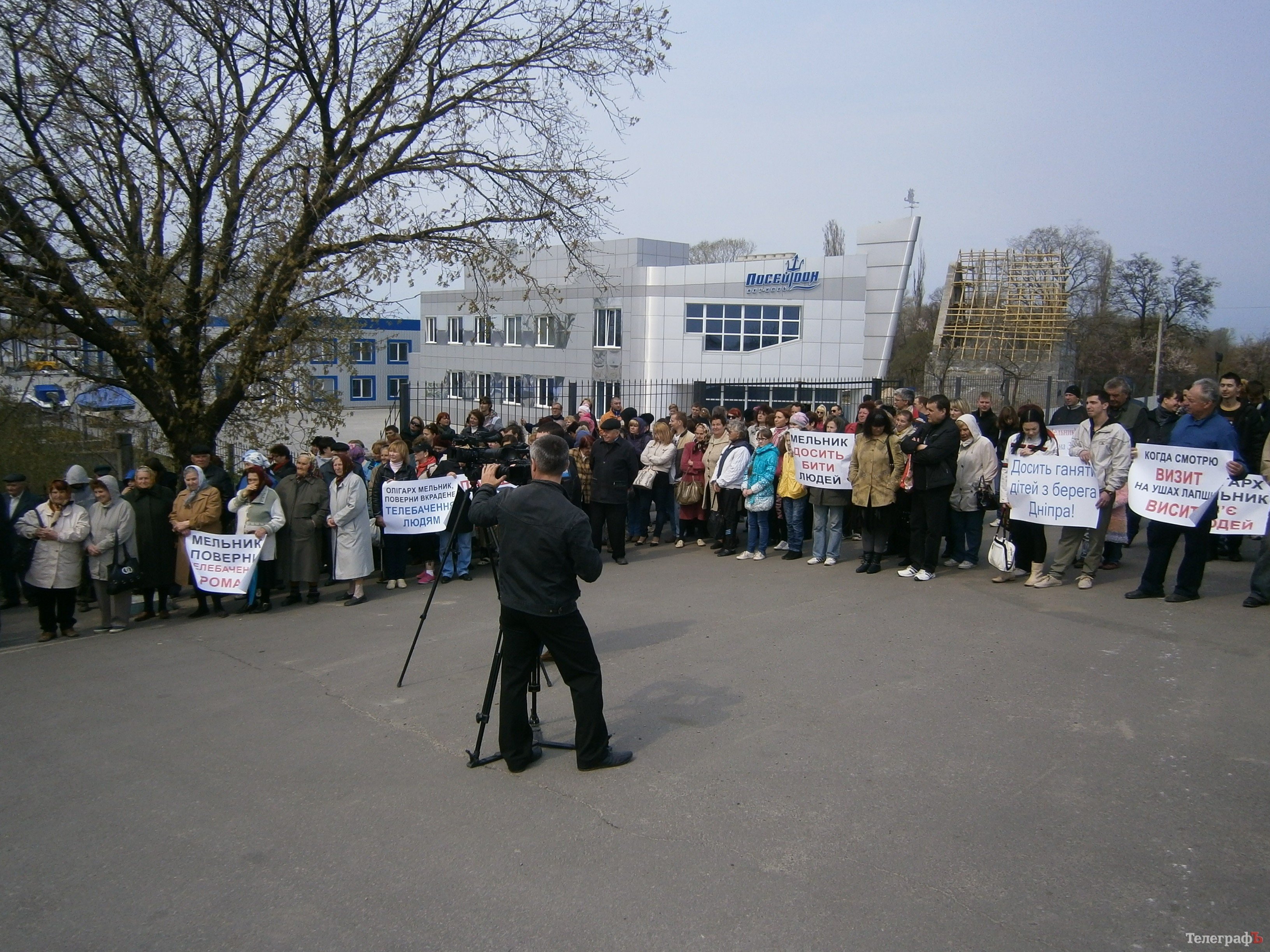 Воскресный митинг возле “Посейдона”: «The Show Must Go On*» Воскресный митинг возле “Посейдона”: «The Show Must Go On*»