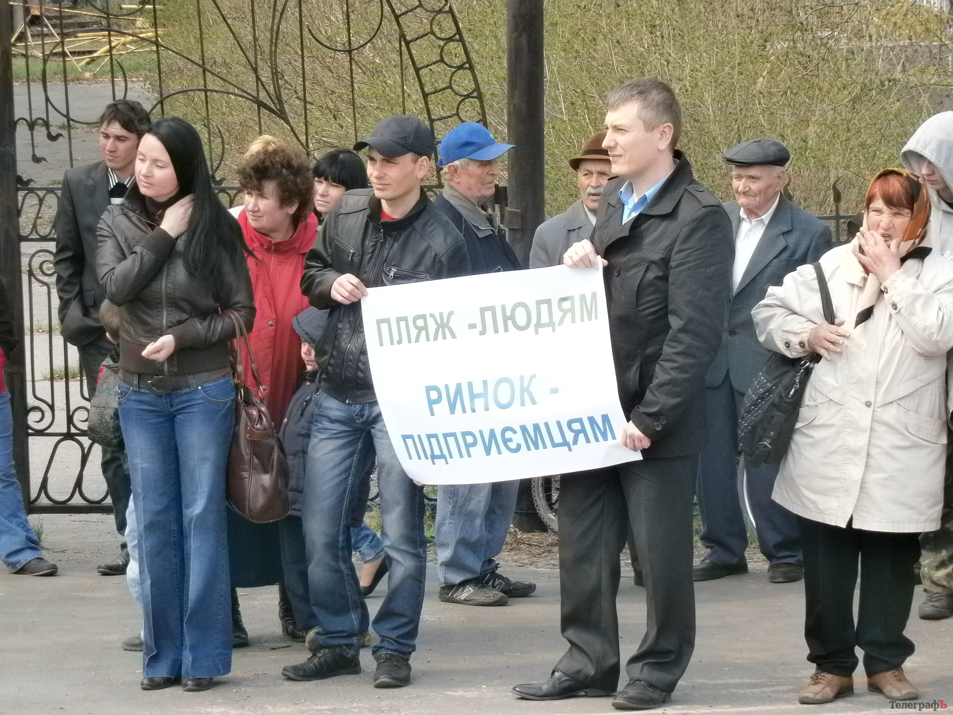 Воскресный митинг возле “Посейдона”: «The Show Must Go On*» Воскресный митинг возле “Посейдона”: «The Show Must Go On*»