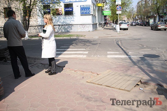 Слепой кременчужанин упал в разрытую яму в центре города Слепой кременчужанин упал в разрытую яму в центре города