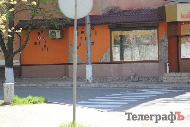 На ул. Горького в Кременчуге зарыли ямы - слепым теперь ходить безопаснее На ул. Горького в Кременчуге зарыли ямы - слепым теперь ходить безопаснее