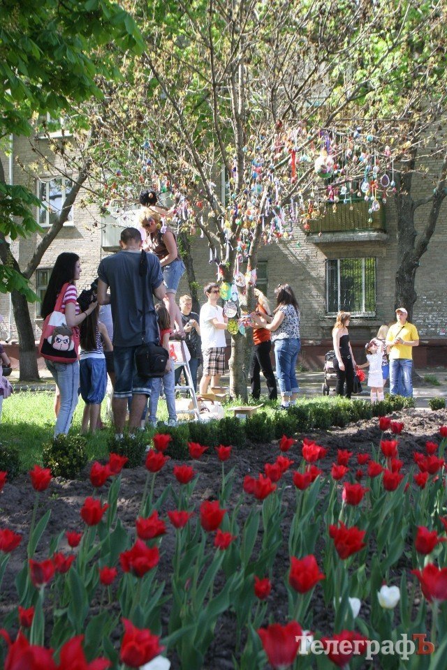 В Кременчуге «выросло» Пасхальное дерево, украшенное писанками В Кременчуге «выросло» Пасхальное дерево, украшенное писанками