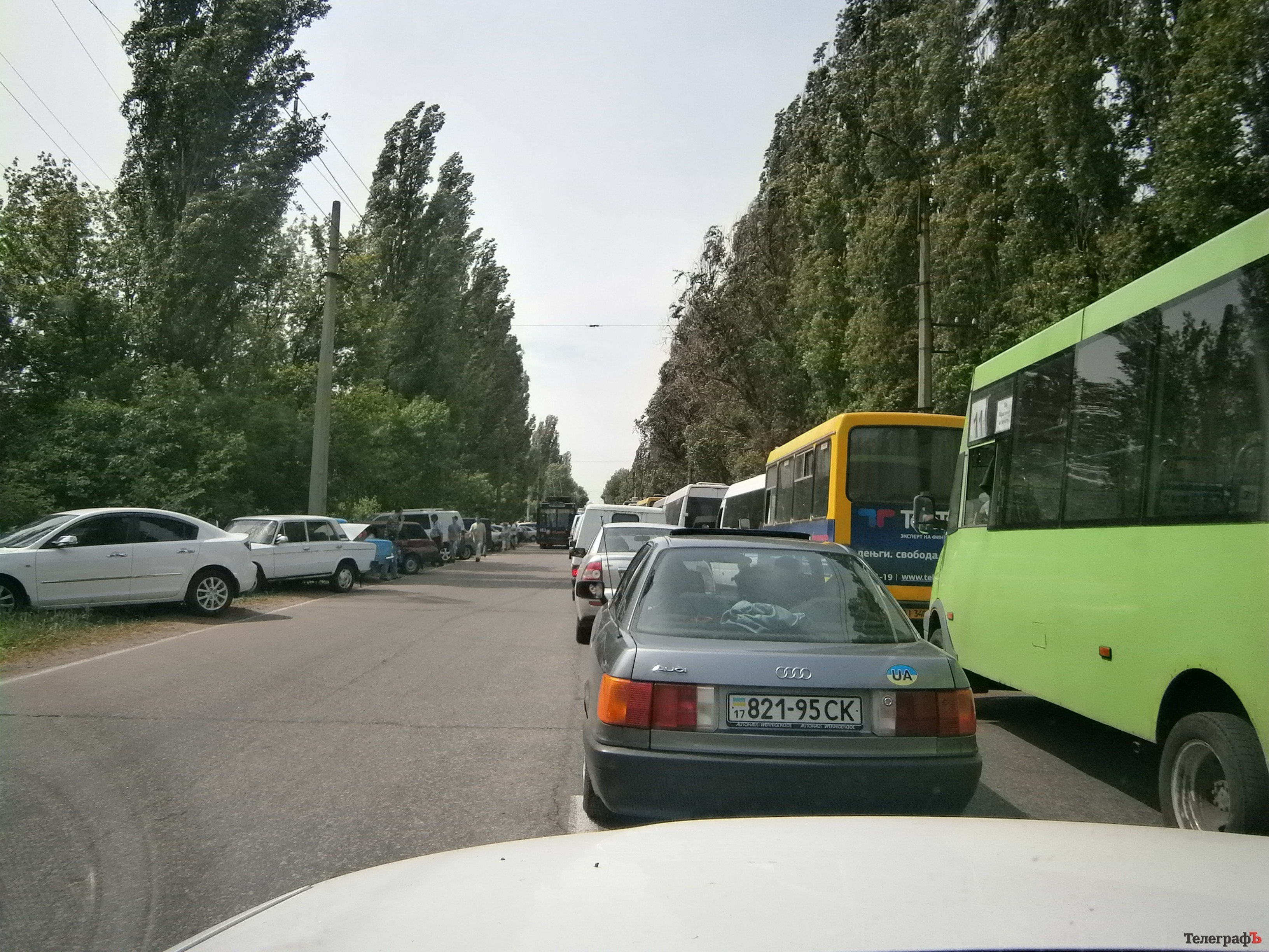 В Кременчуге возле кладбищ наблюдаются большие автозаторы В Кременчуге возле кладбищ наблюдаются большие автозаторы