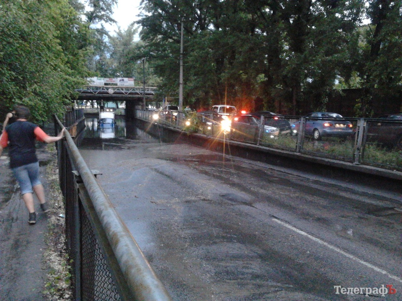 Во время ливня в Кременчуге под мостом "затонула" ГАЗель Во время ливня в Кременчуге под мостом "затонула" ГАЗель