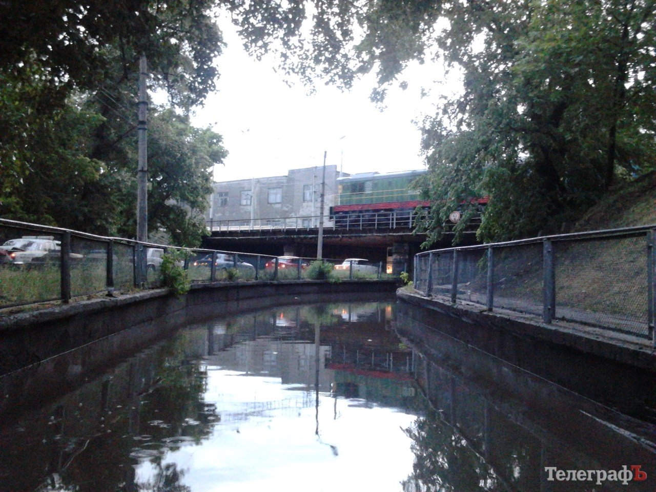 Во время ливня в Кременчуге под мостом "затонула" ГАЗель Во время ливня в Кременчуге под мостом "затонула" ГАЗель