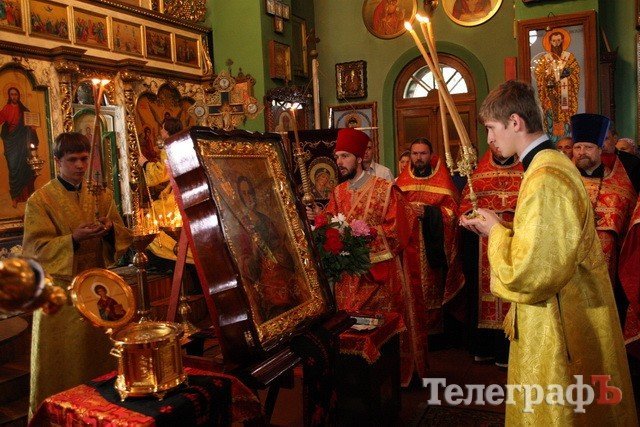 В Кременчуг привезли чудотворную икону и ковчег с частицей мощей великомученика и целителя Пантелеймона В Кременчуг привезли чудотворную икону и ковчег с частицей мощей великомученика и целителя Пантелеймона