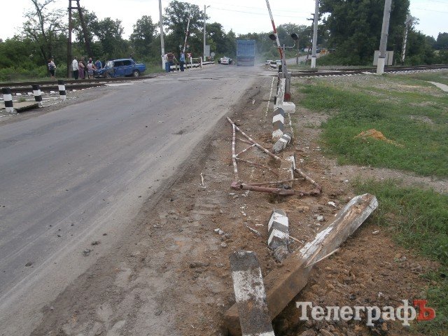 В Кременчугском районе на ж/д переезде фура врезалась в «ВАЗ» В Кременчугском районе на ж/д переезде фура врезалась в «ВАЗ»