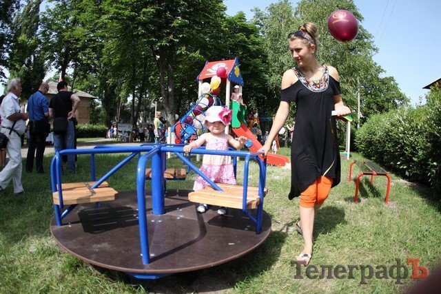 В сквере имени Пономаренко появилась детская площадка В сквере имени Пономаренко появилась детская площадка