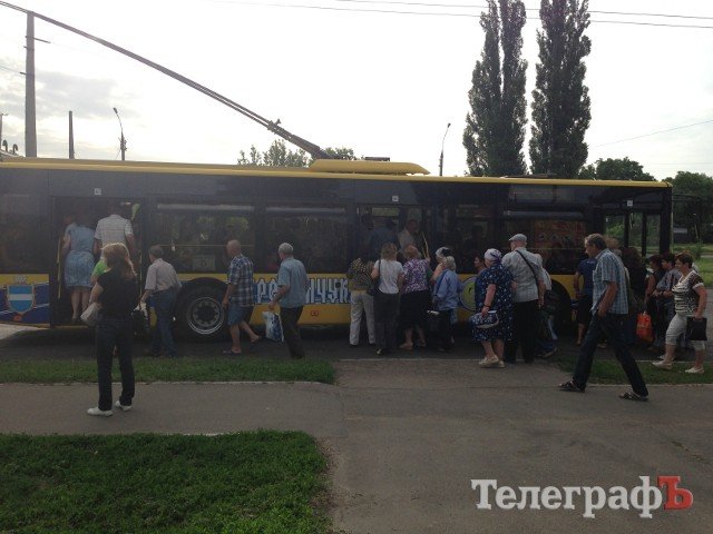 На Молодёжном поломался один из новых троллейбусов На Молодёжном поломался один из новых троллейбусов